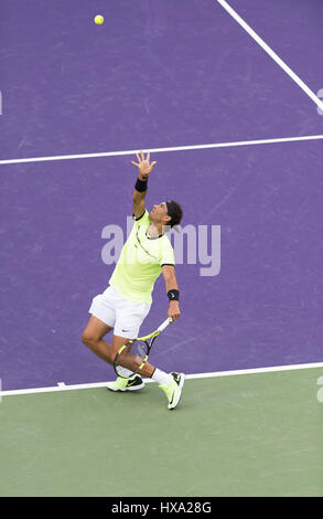 Miami, FL, USA. 26. März 2017. 26. März - MIAMI, FL: Rafael Nadal(ESP) in Aktion hier besiegt Philipp Kohlschreiber(GER) 06, 62, 63 an der 2017 Miami Open in Key Biscayne, Florida statt. Bildnachweis: Andrew Patron/Zuma Draht Credit: Andrew Patron/ZUMA Draht/Alamy Live-Nachrichten Stockfoto