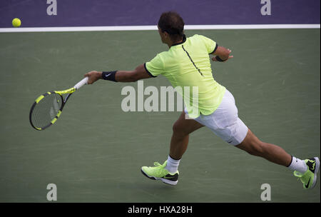 Miami, FL, USA. 26. März 2017. 26. März - MIAMI, FL: Rafael Nadal(ESP) in Aktion hier besiegt Philipp Kohlschreiber(GER) 06, 62, 63 an der 2017 Miami Open in Key Biscayne, Florida statt. Bildnachweis: Andrew Patron/Zuma Draht Credit: Andrew Patron/ZUMA Draht/Alamy Live-Nachrichten Stockfoto