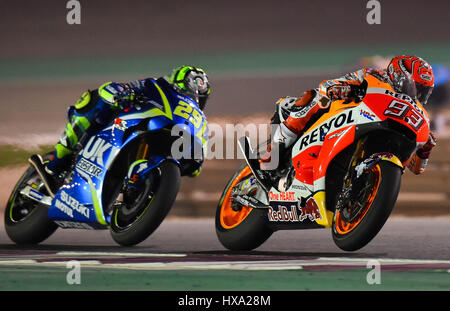 Doha, Katar. 26. März 2017. Repsol Honda Team Spanier Marc Marquez(R) steuert sein Fahrrad im Finale der 2017 FIM MotoGP Grand Prix von Katar auf dem Losail International Circuit in Doha, der Hauptstadt von Katar, am 26. März 2017. Bildnachweis: Nikku/Xinhua/Alamy Live-Nachrichten Stockfoto