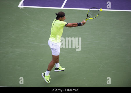 Miami, FL, USA. 26. März 2017. 26. März - MIAMI, FL: Rafael Nadal(ESP) in Aktion hier besiegt Philipp Kohlschreiber(GER) 06, 62, 63 an der 2017 Miami Open in Key Biscayne, Florida statt. Bildnachweis: Andrew Patron/Zuma Draht Credit: Andrew Patron/ZUMA Draht/Alamy Live-Nachrichten Stockfoto