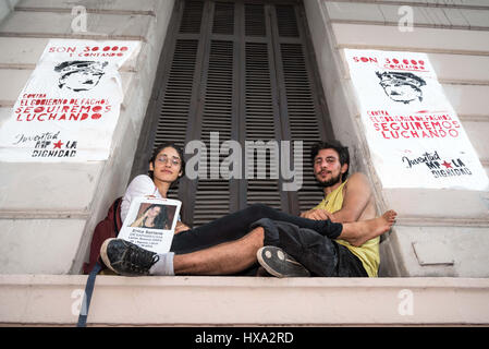 Buenos Aires, Argentinien. 24. März 2017. Hunderttausende von Demostrators aus ganz Argentinien marschierten heute zur Plaza de Mayo in Buenos Aires für den Memorial Day-Kredit: Maximiliano Javier Ramos/ZUMA Draht/Alamy Live News Stockfoto