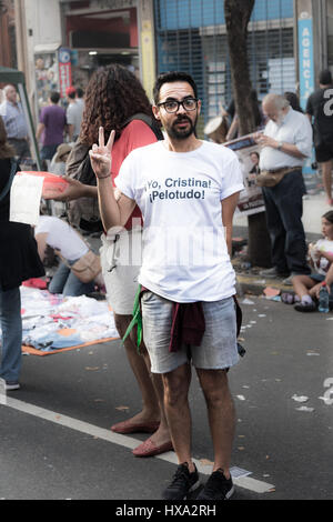 24. März 2017 - Buenos Aires, Argentinien - Hunderttausende von Demostrators aus ganz Argentinien marschierten heute zum Plaza de Mayo in Buenos Aires zum Memorial Day (Credit-Bild: © Maximiliano Javier Ramos über ZUMA Draht) Stockfoto