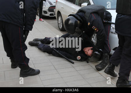 Moskau, Russland. 26. März 2017. Polizist auf dem Boden liegen, während ein unerlaubter Handlung gegen die Korruption der Anhänger der oppositionellen Alexei Navalny im Zentrum von Moskau. Bildnachweis: Victor Vytolskiy/Alamy Live-Nachrichten Stockfoto