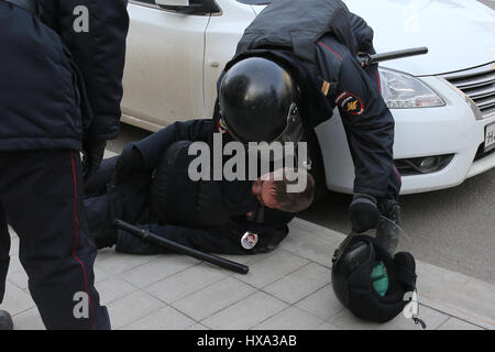 Moskau, Russland. 26. März 2017. Polizist auf dem Boden liegen, während ein unerlaubter Handlung gegen die Korruption der Anhänger der oppositionellen Alexei Navalny im Zentrum von Moskau. Bildnachweis: Victor Vytolskiy/Alamy Live-Nachrichten Stockfoto