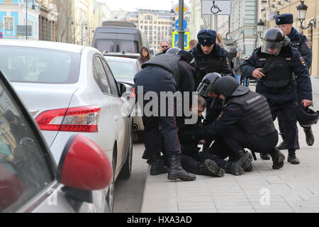 Moskau, Russland. 26. März 2017. Polizist auf dem Boden liegen, während ein unerlaubter Handlung gegen die Korruption der Anhänger der oppositionellen Alexei Navalny im Zentrum von Moskau. Bildnachweis: Victor Vytolskiy/Alamy Live-Nachrichten Stockfoto