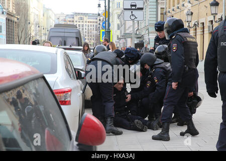 Moskau, Russland. 26. März 2017. Polizist auf dem Boden liegen, während ein unerlaubter Handlung gegen die Korruption der Anhänger der oppositionellen Alexei Navalny im Zentrum von Moskau. Bildnachweis: Victor Vytolskiy/Alamy Live-Nachrichten Stockfoto