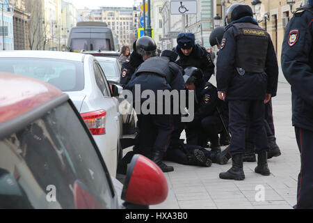 Moskau, Russland. 26. März 2017. Polizist auf dem Boden liegen, während ein unerlaubter Handlung gegen die Korruption der Anhänger der oppositionellen Alexei Navalny im Zentrum von Moskau. Bildnachweis: Victor Vytolskiy/Alamy Live-Nachrichten Stockfoto