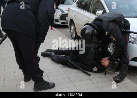 Moskau, Russland. 26. März 2017. Polizist auf dem Boden liegen, während ein unerlaubter Handlung gegen die Korruption der Anhänger der oppositionellen Alexei Navalny im Zentrum von Moskau. Bildnachweis: Victor Vytolskiy/Alamy Live-Nachrichten Stockfoto