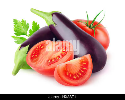 Isolierte Gemüse. Frische Auberginen und geschnittenen Tomaten isoliert auf weißem Hintergrund mit Beschneidungspfad Stockfoto