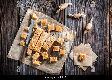 Süßen Karamell Bonbons mit Sesam auf Backpapier Stockfoto