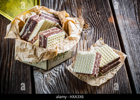 Süße Waffeln mit Nüssen und Schokolade auf alten Holztisch Stockfoto