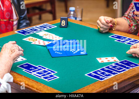 alte Leute spielen Bridge-Spiel Stockfoto