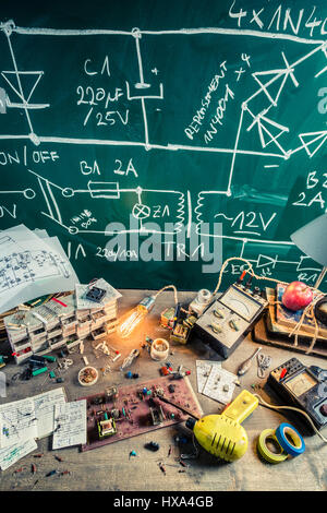 Retro-Elektronik-Workshop im Schülerlabor am alten Holztisch Stockfoto