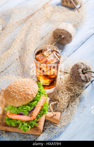 Hausgemachte Burger mit Fisch vom Fischer am alten Holztisch Stockfoto