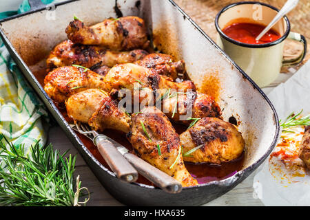 Gebratene Hähnchenschenkel mit Kräutern und Soße Stockfoto