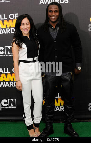 Runningback Jamaal Charles von der Kansas City Chiefs (R) kommt bei den 4. jährliche Cartoon Network Halle von Game Awards Barker Hangar am 15. Februar 2014 in Santa Monica, Kalifornien. Stockfoto