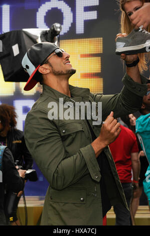 NFL San Francisco 49ers Quarterback Colin Kaepernick Autogramme bei den 4. jährliche Cartoon Network Halle von Game Awards Barker Hangar am 15. Februar 2014 in Santa Monica, Kalifornien. Stockfoto