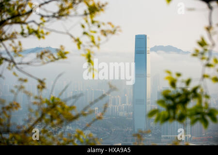 Die Skyline der Stadt fällt in niedrige Wolken und Nebel Meer bei Sonnenaufgang über den Victoria Harbour in Hongkong, China gesehen. Stockfoto