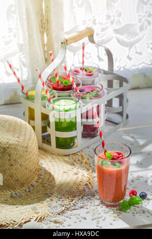 Leckeren Cocktail mit fruchtigen Joghurt auf alten weißen Tisch Stockfoto