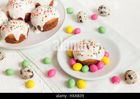 Osterkuchen mit weißer Glasur und Ostern festliche Dekor auf weißem Hintergrund mit textfreiraum - selbstgemachter festliche Kuchen und Easter eggs Stockfoto