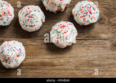 Osterkuchen mit weißer Glasur und Ostern festliche Dekor auf weißem Hintergrund mit textfreiraum - selbstgemachter festliche Ostern Kuchen Stockfoto