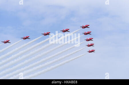 LEEUWARDEN, Niederlande - 6. Juni 2016: Berühmte Royal Air Force Red Arrows erklingt in der niederländischen Luftwaffe Open Days. Stockfoto