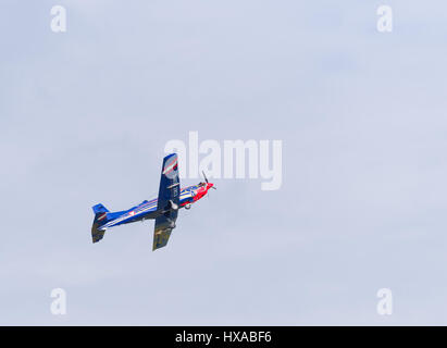 LEEUWARDEN, Niederlande - 6. Juni 2016: Pilatus PC-7-Propeller-Flugzeug durchführen einem Demonstrationsflug während der niederländischen Luftwaffe open Days. Stockfoto