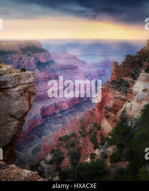 Welle von Licht durch Gewitter auf Wotons Thron. Cape Royal. Grand Canyon Nationalpark in Arizona Stockfoto