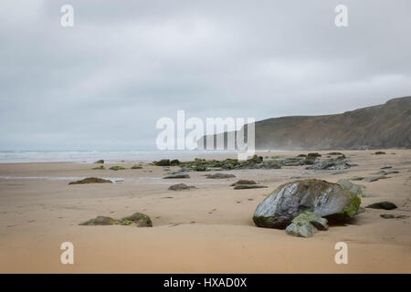 Foto von Watergate Bay, Newquay, Cornwall, England auf ein bedeckter Sommertag Gischt und einen dramatischen Himmel zeigen Farbe. Stockfoto