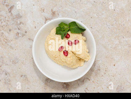 Houmous Dip mit Granatapfelkernen und Minze - Nahen Osten Essen, UK Stockfoto