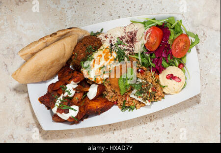 Mezze Teller, Pitta-Brot, Braten, Kartoffel, Kürbis Pfannkuchen, Hummus, gebackene Feta-Käse, gebratenem Haloumi, Bulgar Weizen-Salat, - Mittlerer Osten Essen Stockfoto