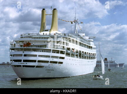 AJAXNETPHOTO. 5. JUNI 1994. SPITHEAD, ENGLAND. -50. D-DAY-JAHRESTAG-FLOTTE - DIE P & O CRUISE LINER CANBERRA EINES MEHRERE HANDELSSCHIFFE AUF ÜBERPRÜFUNG. FOTO; JONATHAN EASTLAND/AJAX REF: 21207 1 84 Stockfoto