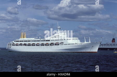 AJAXNETPHOTO. 5. JUNI 1994. SPITHEAD, ENGLAND. -50. D-DAY-JAHRESTAG-FLOTTE - DIE P & O CRUISE LINER CANBERRA EINES MEHRERE HANDELSSCHIFFE AUF ÜBERPRÜFUNG. FOTO; JONATHAN EASTLAND/AJAX REF: 21207 1 87 Stockfoto