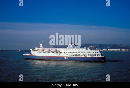 AJAXNETPHOTO.19TH FEBRUAR 2003. DOVER, ENGLAND. -VERSAND - CROSS CHANNEL FÄHRE P & O LINIE DOVER WARTEN AUF HAFEN BETRETEN.  FOTO: JONATHAN EASTLAND/AJAX REF: 31303 1 Stockfoto