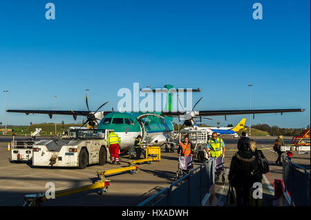 Aer Lingus ATR 72-600 Registrierung EI-FNA betrieben von Stobart Luft sitzt auf dem Vorfeld in Birmingham (BHX), Cork (ORK) in Irland flugbereit. Stockfoto
