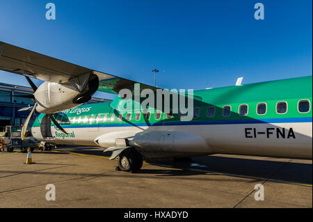 Aer Lingus ATR 72-600 Registrierung EI-FNA betrieben von Stobart Luft sitzt auf dem Vorfeld in Birmingham (BHX), Cork (ORK) in Irland flugbereit. Stockfoto