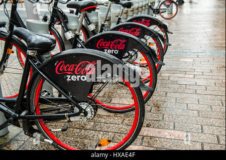 Coca Cola Zero Fahrräder hintereinander in eine Docking-Station im Rahmen des Gemeinschaftssystems Fahrrad Verleih in Cork, Irland Stockfoto