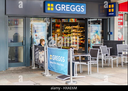 Greggs Bäckerei/Café in Coventry, Vereinigtes Königreich. Stockfoto