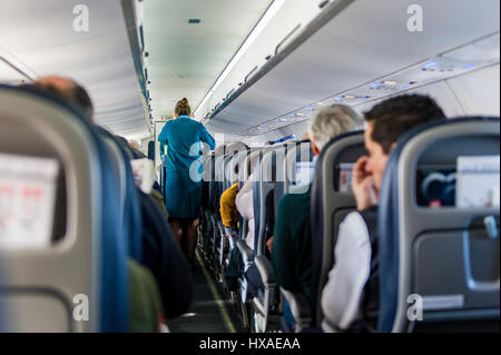 Aer Lingus Stewardessen im Betrieb auf ein Birmingham (BHX), Cork (ORK) regionale Flug an Bord einer ATR 72-600 Propellermaschine. Stockfoto