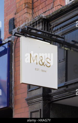 M & S melden Sie außerhalb einer Marks und Spencer Simply Food Store Stockfoto