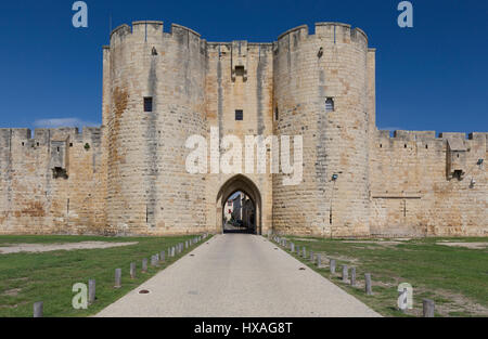 Die gut erhaltenen mittelalterlichen Stadtmauern von Aigues-Mortes, Gard, Frankreich Stockfoto