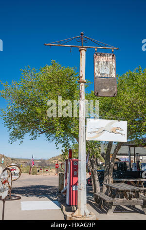 Greyhound Bus gegenüberstehenden Hackberry, Arizona Gemischtwarenladen ist eine am Straßenrand Attraktion entlang der historischen Route 66. Stockfoto