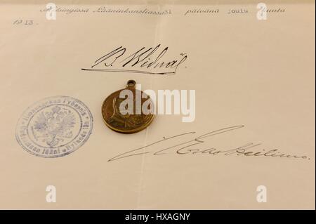 Hauses Romanow geherrscht haben 300 Jahre über Russland von 1613 bis 1913. Die Zar Nicholas ll vergeben die Medaillen zu unterscheiden drei Grand Stockfoto