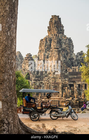 Tuk-Tuk auf der Straße vor dem Bayon Tempel Angkor Tempel, Siem Reap, Kambodscha, Indochina, Südost-Asien. Stockfoto