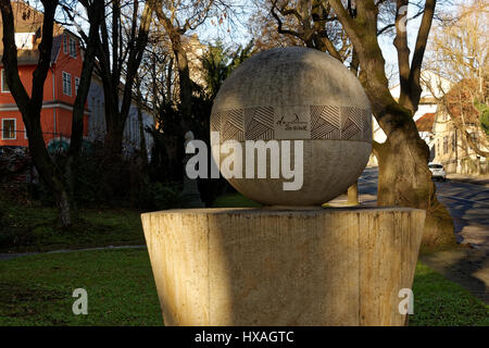 Denkmal von Ernst Abbe und die Formel der Auflösungsgrenze des Mikroskops, vor der Universität Jena. Stockfoto