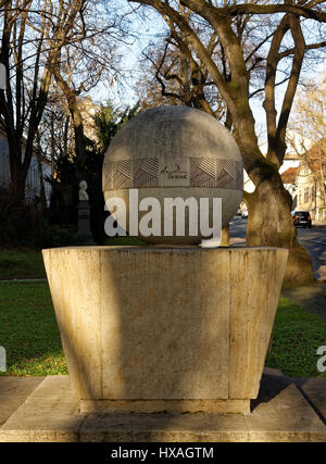 Denkmal von Ernst Abbe und die Formel der Auflösungsgrenze des Mikroskops, vor der Universität Jena. Stockfoto