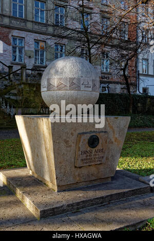 Denkmal von Ernst Abbe und die Formel der Auflösungsgrenze des Mikroskops, vor der Universität Jena. Stockfoto