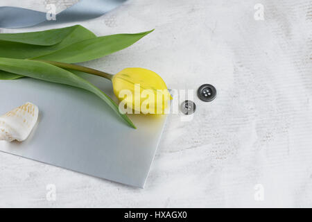 Schöne Grußkarte auf einem Tisch dekoriert mit Muscheln und Blumen Stockfoto