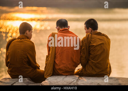 Mönche in Angkor Wat, Siem Reap, Kambodscha, Asien. Stockfoto