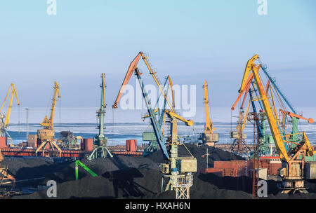 Portalkräne Überlastung wird die Kohle im Hafen auf Schiffe Stockfoto